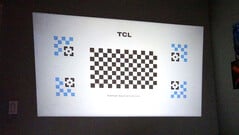 O TCL C1 eleva a imagem projetada automaticamente ao quadrado usando uma grade de calibração. (Fonte da imagem: Notebookcheck)