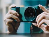 O kit de acessórios para câmera Xiaomi 13 Ultra transforma o Xiaomi 13 Ultra em um fac-símile DSLR. (Fonte da imagem: Xiaomi)