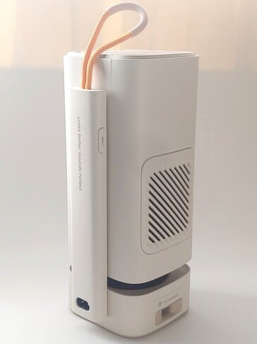 O interruptor de trava da lente está localizado na parte superior do poste. Deslizá-lo permite que a unidade de projeção deslize para cima. O filtro de ar está localizado atrás da abertura e a porta de som TurboSonic está localizada na base. (Fonte da imagem: Notebookcheck)