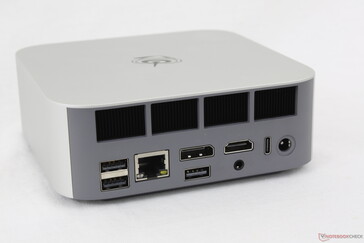 Traseira: USB-A 3.2 (10 Gbps), USB-A 2.0 (480 Mbps), RJ-45 (2,5 Gbps), DisplayPort 1.4 (4K@144), USB-A 2.0 (480 Mbps), HDMI 2.1 (4K@120), fone de ouvido de 3,5 mm, USB-C 4.0 com DisplayPort + Power Delivery (40 Gbps), adaptador CA