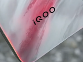 O hands-on do "iQoo 15". (Fonte da imagem: Geek Village Chief via Weibo)