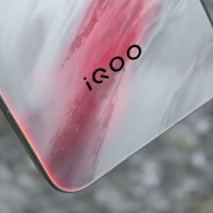 O hands-on do &quot;iQoo 15&quot;. (Fonte da imagem: Geek Village Chief via Weibo)