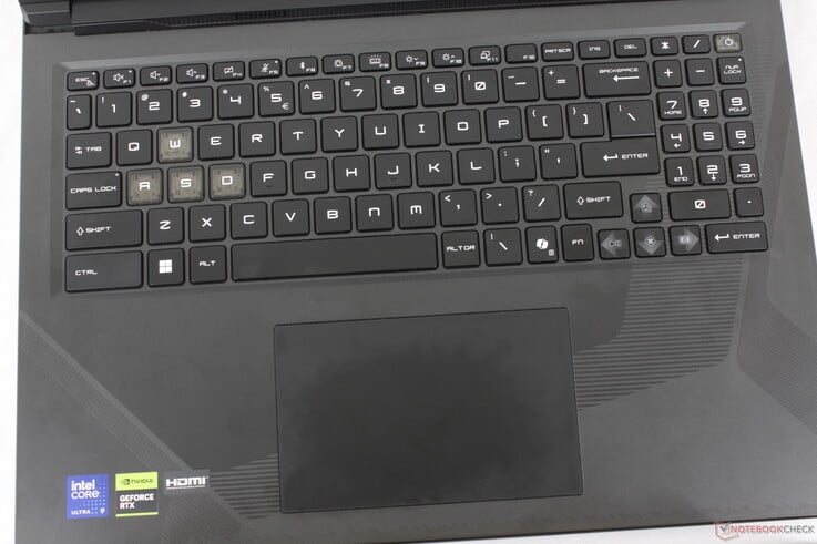 Teclado e clickpad idênticos (~13 x 8,3 cm) aos do Crosshair 16 HX
