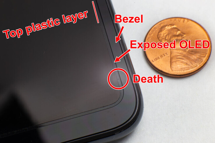 Um pequeno furo pode ser visto na parte exposta do painel OLED. (Fonte: Ars Technica)