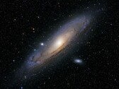 Uma imagem mostrando Andrômeda Galaxy e suas galáxias satélites.