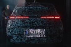 Após os esboços iniciais, o novo Audi A2 e-tron agora aparece em carne e osso, exibindo uma capa de camuflagem durante os testes de direção no gelo e na neve no norte da Suécia e no túnel de vento.