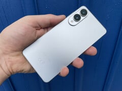 O Samsung Galaxy S25 Edge está disponível em Titanium Silver (na foto), Titanium Icyblue e Titanium Jetblack. (Fonte da imagem: Notebookcheck)