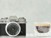 Câmera APS-C compacta Fujifilm X-T30 II ao lado de uma xícara de café