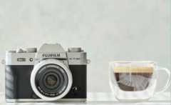 Câmera APS-C compacta Fujifilm X-T30 II ao lado de uma xícara de café