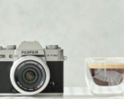 Câmera APS-C compacta Fujifilm X-T30 II ao lado de uma xícara de café