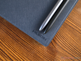 Tanto o Huion Ink quanto o Note E vêm com canetas stylus, embora sejam modelos diferentes.