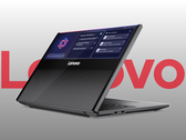 O protótipo do conceito Lenovo ThinkPad Rollable XD, retratado em um fundo gradiente cinza-branco e o logotipo da Lenovo. (Fonte da imagem: Lenovo - editado)