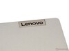 O logotipo da Lenovo está gravado em uma placa de alumínio.