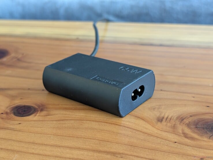 Adaptador CA USB-C de 65 W fornecido com o Lenovo ThinkPad X1 2-em-1 11ª geração. Observe que é necessário um segundo cabo de alimentação para conectá-lo à tomada, já que o cabo USB-C está integrado à outra extremidade
