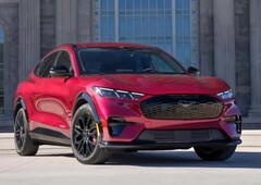 O Ford Mustang Mach-e 2025. A empresa está aumentando os preços para acomodar as altas tarifas (Fonte da imagem: Ford)