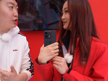 Uma captura de tela mostrando a parte de trás do telefone no evento ao vivo