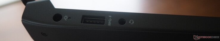 Lado esquerdo: DC-IN, USB-A 3.0, entrada/saída de linha