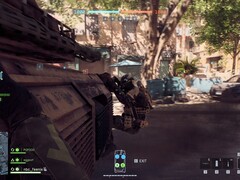 O Battlefield 6 permite que os jogadores se pendurem em tanques para uma travessia mais rápida. (Fonte da imagem: Notebookcheck)