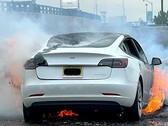 Um incêndio na bateria do Tesla Model 3 reacendeu a preocupação com a segurança dos veículos elétricos. (Fonte da imagem: State Of Charge no YouTube)