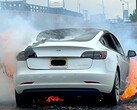 Um incêndio na bateria do Tesla Model 3 reacendeu a preocupação com a segurança dos veículos elétricos. (Fonte da imagem: State Of Charge no YouTube)
