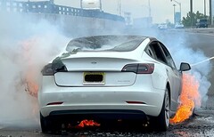 Um incêndio na bateria do Tesla Model 3 reacendeu a preocupação com a segurança dos veículos elétricos. (Fonte da imagem: State Of Charge no YouTube)