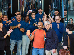 Tim Cook comemora o lançamento no mercado da última geração do iPhone, Apple Watch e AirPods Pro com clientes e membros da equipe em Apple Fifth Avenue, em Nova York. (Fonte da imagem: Apple)
