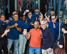 Tim Cook comemora o lançamento no mercado da última geração do iPhone, Apple Watch e AirPods Pro com clientes e membros da equipe em Apple Fifth Avenue, em Nova York. (Fonte da imagem: Apple)