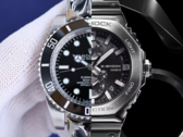 O Rolex Submariner - um popular relógio mecânico (à esquerda) e o relógio de quartzo Casio GMC-B2100D-1A (à direita). (Fonte da imagem: Merit Trends e Casio - Editado)