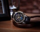O Citizen Exceed “Mid-Autumn Moon”, edição limitada, apoiado em um suporte de madeira, com mostrador em madrepérola preta, indicador analógico das fases da lua e pulseira em couro de crocodilo preto.