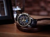 O Citizen Exceed “Mid-Autumn Moon”, edição limitada, apoiado em um suporte de madeira, com mostrador em madrepérola preta, indicador analógico das fases da lua e pulseira em couro de crocodilo preto.