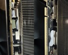 O gel térmico usado em uma GPU Gigabyte RTX 5080 está vazando em direção à PCB. (Fonte da imagem: Quasar Zone)