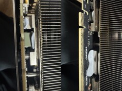 O gel térmico usado em uma GPU Gigabyte RTX 5080 está vazando em direção à PCB. (Fonte da imagem: Quasar Zone)