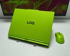 É difícil não notar o Lenovo LOQ 15 na cor Surge Green