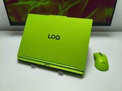 É difícil não notar o Lenovo LOQ 15 na cor Surge Green