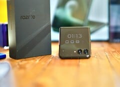 O Motorola Razr+ 2026 (Razr 70 Plus) economiza em alguns aspectos, mas ainda assim transmite uma sensação de alta qualidade.