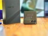 O Motorola Razr+ 2026 (Razr 70 Plus) economiza em alguns aspectos, mas ainda assim transmite uma sensação de alta qualidade.