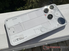 O cofundador da Nothing ofereceu uma explicação sobre o problema. Na foto: a parte de trás do telefone (3). (Fonte da imagem: Notebookcheck)