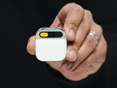 O suposto dispositivo de IA da OpenAI deve funcionar de forma muito parecida com o malfadado Humane AI Pin, mostrado aqui. (Fonte da imagem: Humane no YouTube)