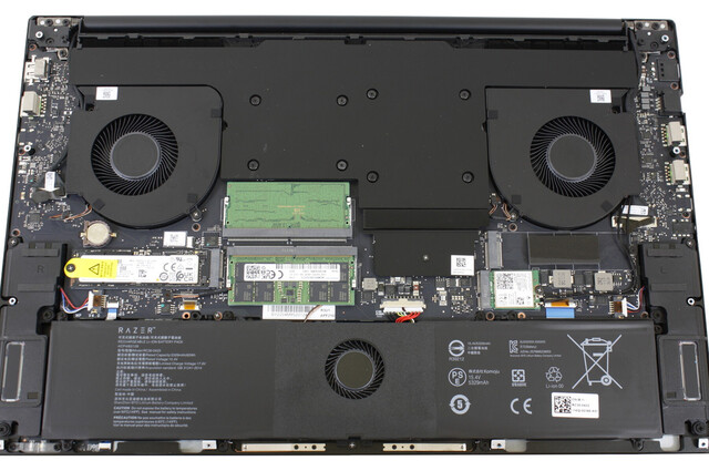 Parte interna - Razer Blade 17 2022 (Fonte da imagem: Notebookcheck)