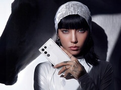 Está confirmado que o RedMagic 11 Air é equipado com o Snapdragon 8 Elite. Na foto: uma mulher segurando o modelo na cor Stardust White. (Fonte da imagem: RedMagic - editado)