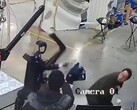 O robô humanoide Unitree H1 se lança descontroladamente durante um teste. (Fonte da imagem: OSINTdefender via X formerly Twitter)