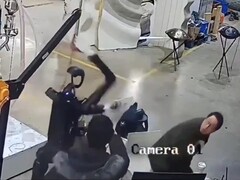 O robô humanoide Unitree H1 se lança descontroladamente durante um teste. (Fonte da imagem: OSINTdefender via X formerly Twitter)