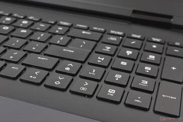 Diferentemente das teclas QWERTY principais, o teclado numérico e as teclas de seta não são mecânicos