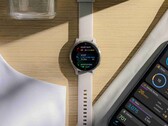 A Garmin está apostando em melhorar a eficiência de seus visores OLED smartwatch, ao mesmo tempo em que reduz os custos de fabricação. (Fonte de imagem: Garmin) 