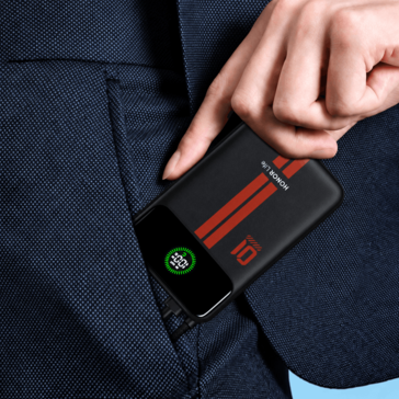 Bateria externa Honor Life com visor integrado, mostrada no bolso de uma peça de roupa