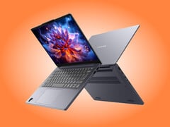 O IdeaPad Slim 3x em seu acabamento Luna Grey.