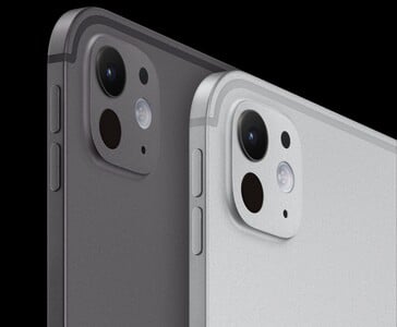 Close-up do módulo da câmera do iPad Pro nos acabamentos prata e preto espacial, destacando a configuração de lente única e o recorte do microfone (Fonte da imagem: Apple)