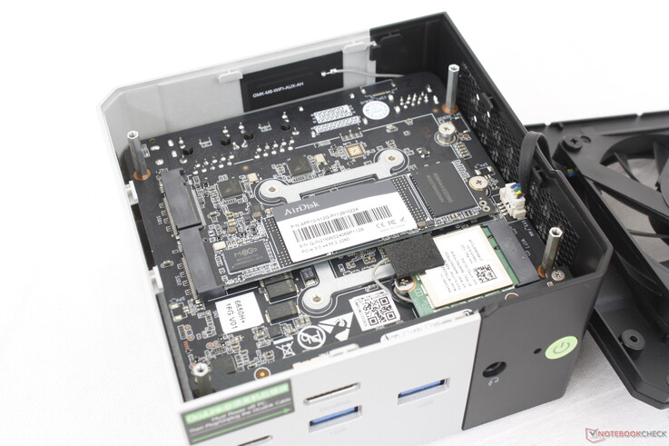 São suportados até dois SSDs M.2 2280. Embora eles não tenham dissipadores de calor, uma ventoinha fica diretamente acima deles para resfriamento