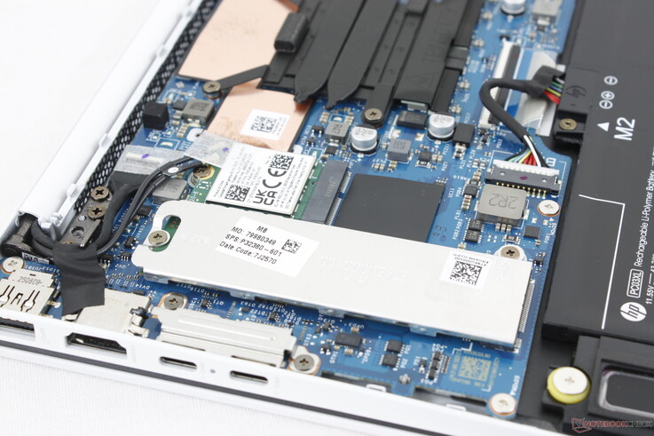 O módulo WLAN removível fica ao lado do SSD M.2 2280 PCIe4 x4 NVMe removível