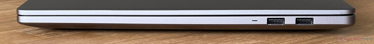Lado direito: 2x USB-A 3.2 Gen.1 (5 Gb/s)